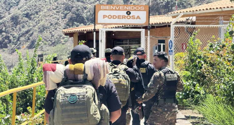 Ingreso a minera Poderosa de Perú.