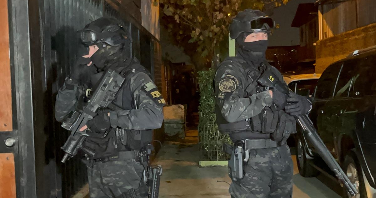 Dos detenidos tras allanamientos de la PDI en la capital: se indagan secuestros y homicidios
