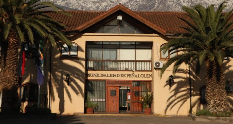 Alcalde Concha anuncia querella contra 48 funcionarios de Peñalolén por viajes con licencia médica