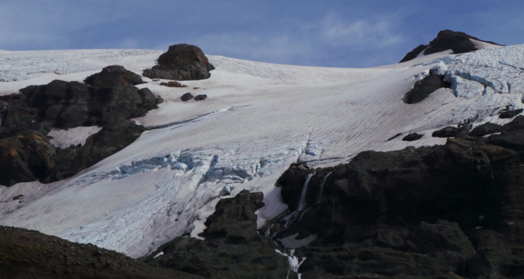 Rescatan a personas aisladas tras trekking en glaciar Sierra Nevada en Lonquimay