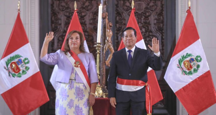 Dina Boluarte, junto al nuevo primer ministro Eduardo Arana Ysa