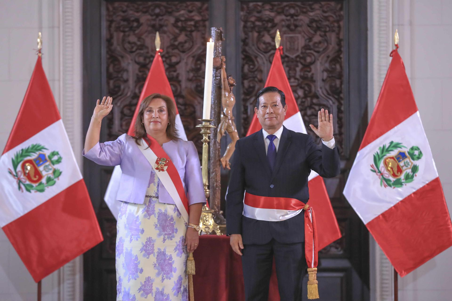 Dina Boluarte, junto al nuevo primer ministro Eduardo Arana Ysa