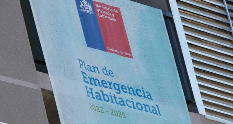 Pancarta del Plan de Emergencia Habitacional por avance en la región de Los Ríos