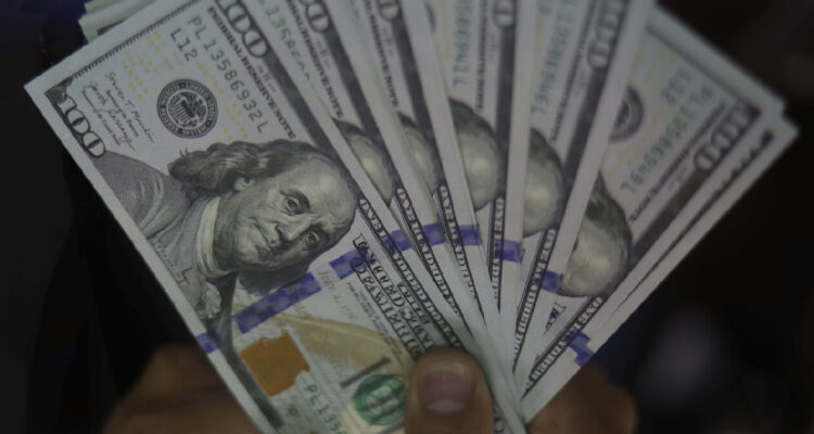 Dólar recupera los $940 con los mercados atentos a señales del banco central de Estados Unidos