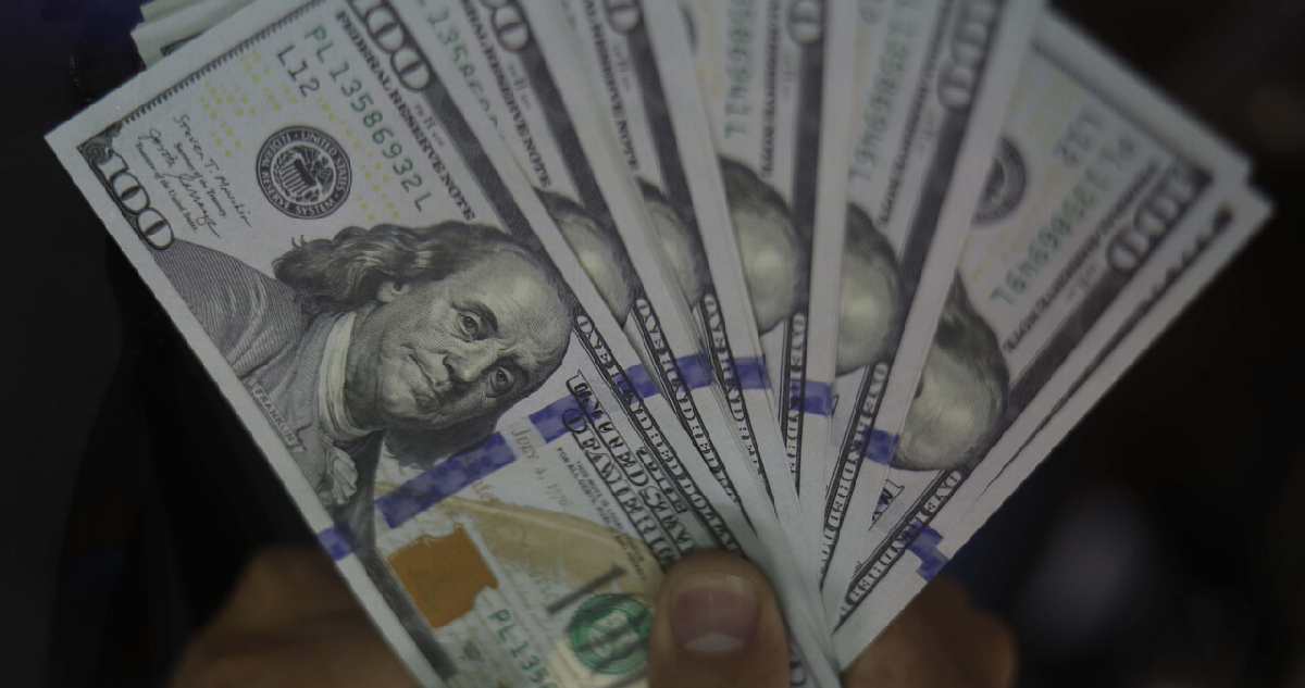 Dólar recupera los $940 con los mercados atentos a señales del banco central de Estados Unidos