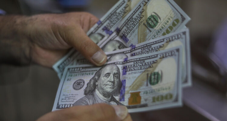 Dólar anota caídas en plena incertidumbre en los mercados por posibles nuevos aranceles de Trump