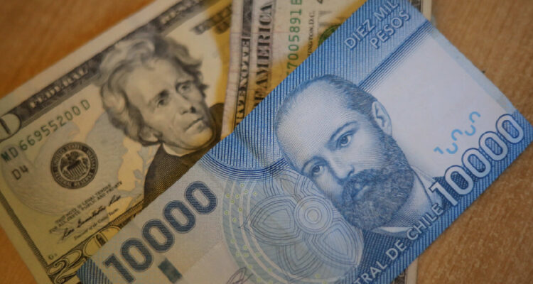 Dólar navega a contracorriente y cede frente al peso tras cierre de mercados en EEUU por feriado