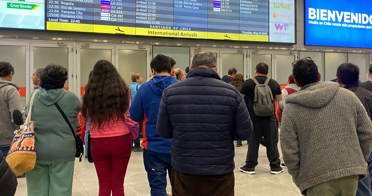 “Prefiero mil veces que te vengas deportado”: familias llegan con incertidumbre a Aeropuerto de Stgo