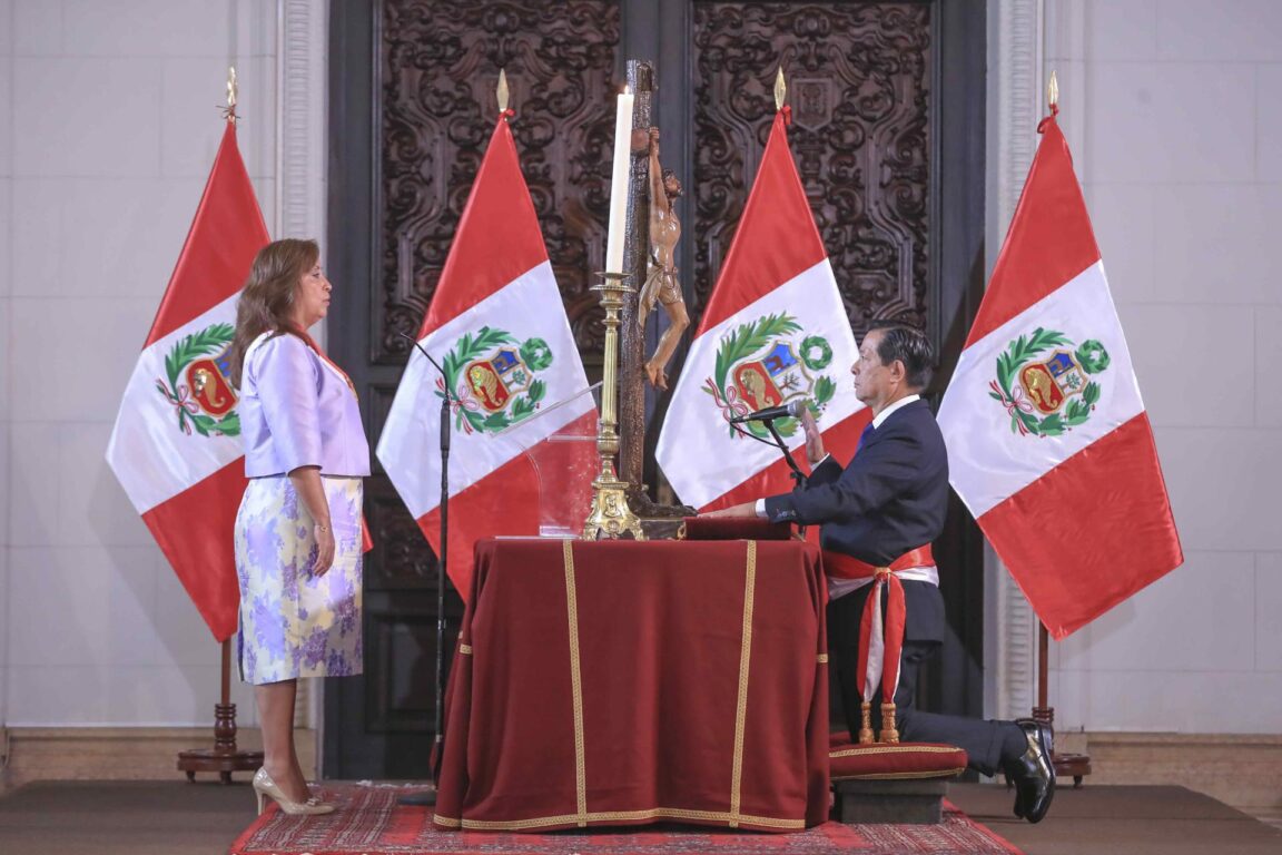 Dina Boluarte juramentando al nuevo primer ministro, Eduardo Arana Ysa