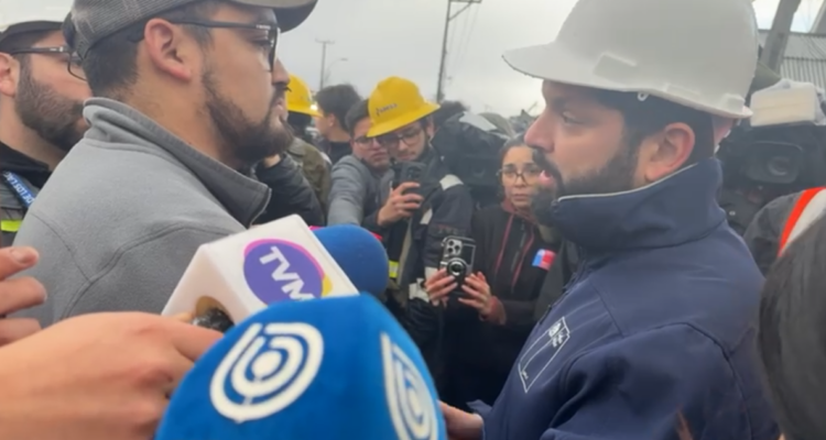 Presidente Boric charlando con vecino afectado por tornado en Puerto Varas