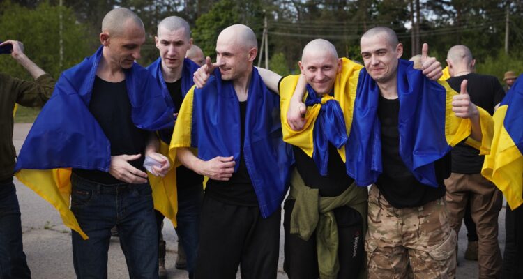 Prisioneros ucranianos tras ser liberados