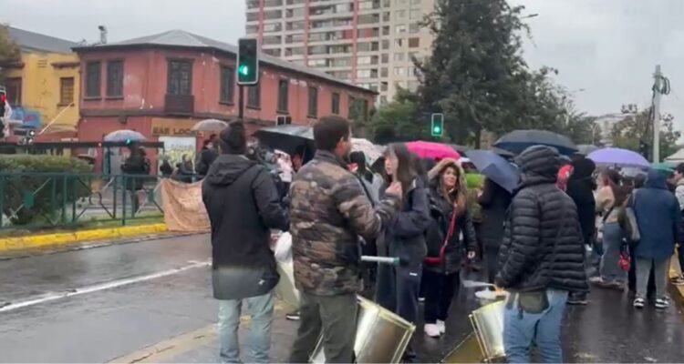 Profesores de Ñuñoa protestan por bono y condiciones dignas: 18 establecimientos sin clases