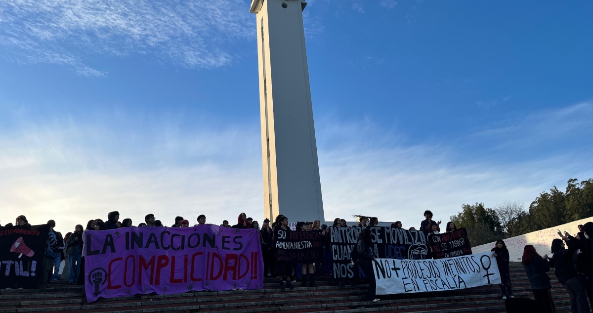 Queman muñeco y scooters en la udec