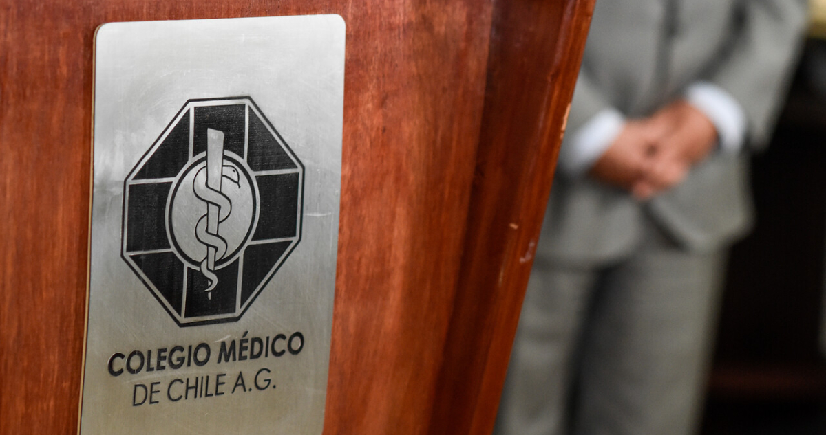 Renuncia vicepresidente del Colegio Médico tras ser vinculado a escándalo de viajes con licencia
