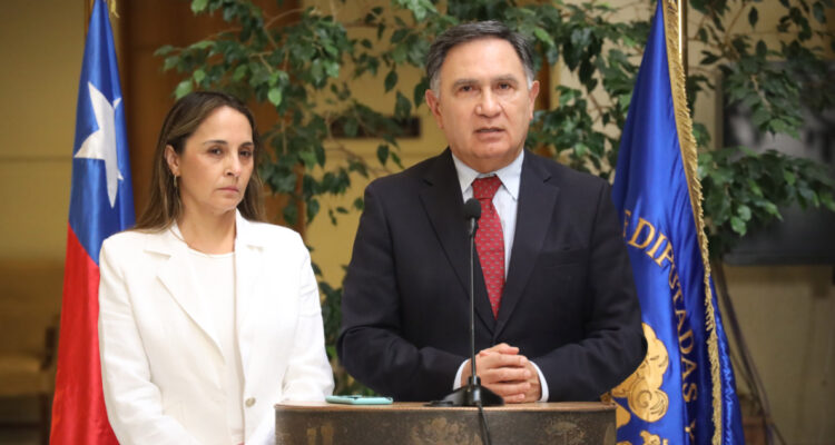 “Impunidad administrativa”: Diputados RN piden a CGR retener renuncias de funcionarios por licencias