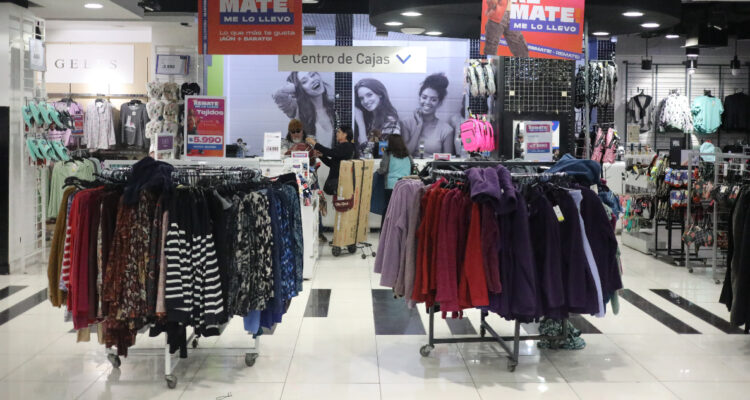 Sernac raya la cancha a empresas que cobran por el “retiro en tienda”: Esa modalidad debe ser gratuita