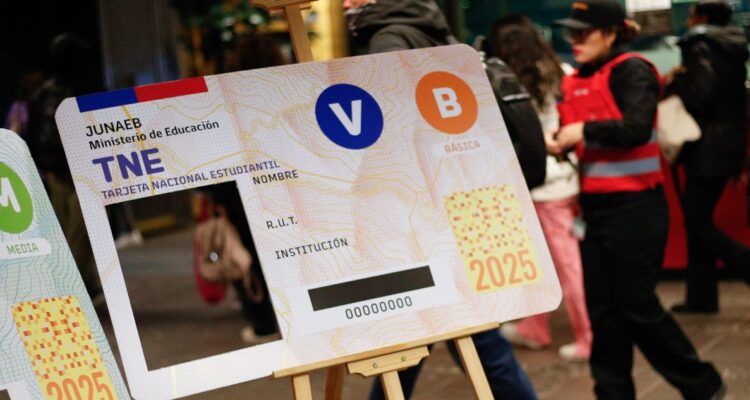 Cómo revalidar el pase escolar o Tarjeta Nacional Estudiantil TNE 2025 fuera de plazo y dónde pegar el sticker cómo dónde hasta cuándo hacerlo.