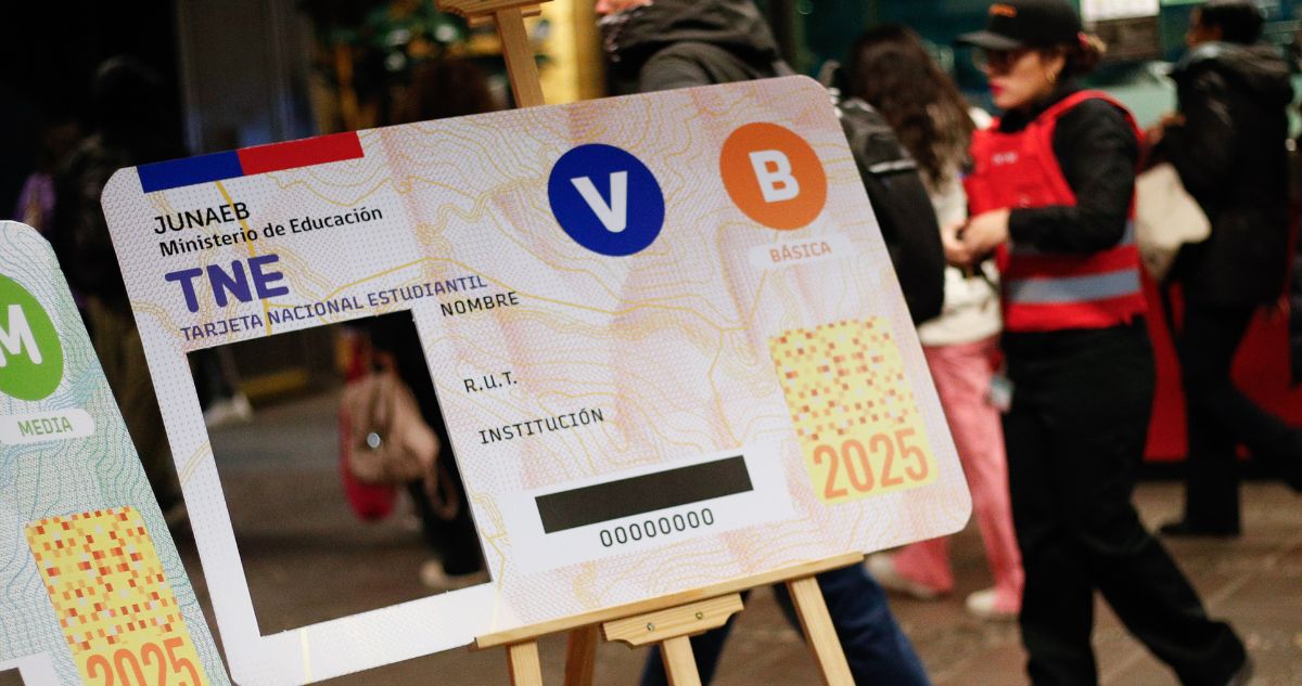 Cómo revalidar el pase escolar o Tarjeta Nacional Estudiantil TNE 2025 fuera de plazo y dónde pegar el sticker cómo dónde hasta cuándo hacerlo.