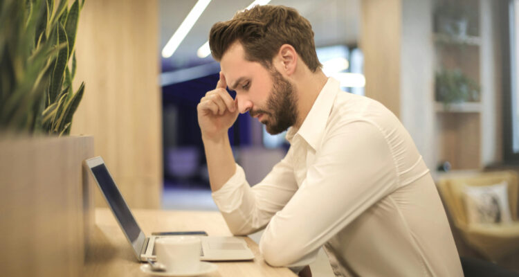 Cómo evitar riesgos asociados con el uso cotidiano de IA en el trabajo: puede afectar la salud mental