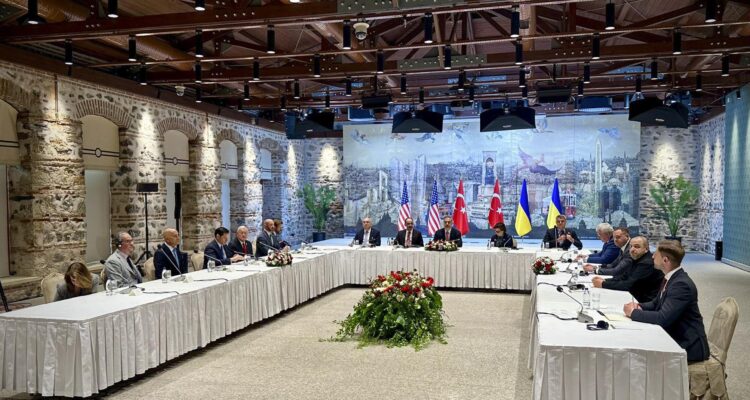 Reunión de las delegaciones ucraniana (i.) y rusa (d.) en la Oficina Presidencial en Estambul