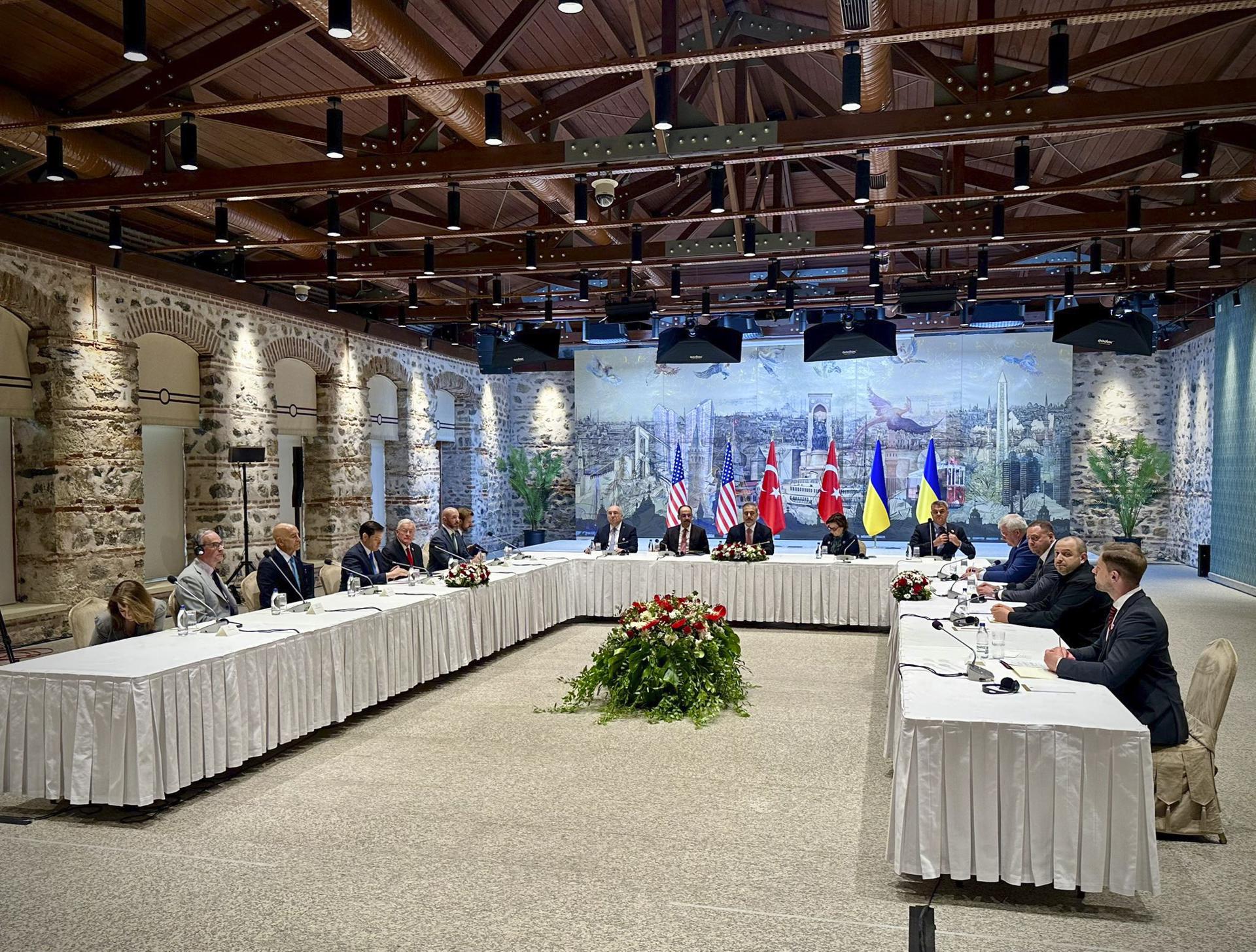 Reunión de las delegaciones ucraniana (i.) y rusa (d.) en la Oficina Presidencial en Estambul