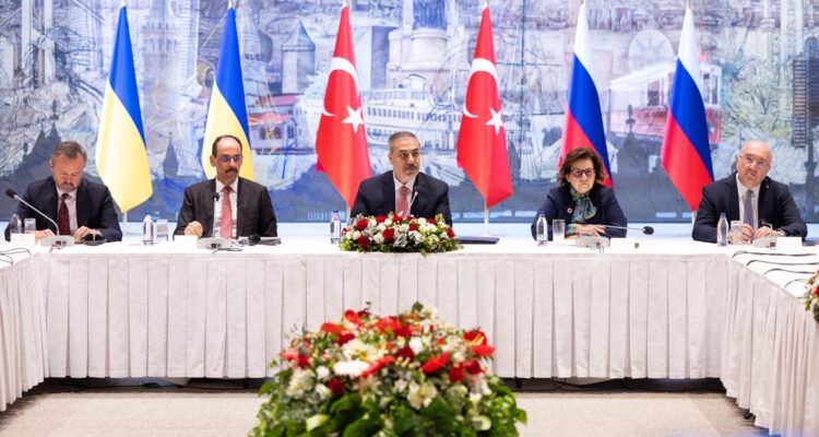 El ministro de Asuntos Exteriores turco, Hakan Fidan (C), con las delegaciones ucraniana y rusa