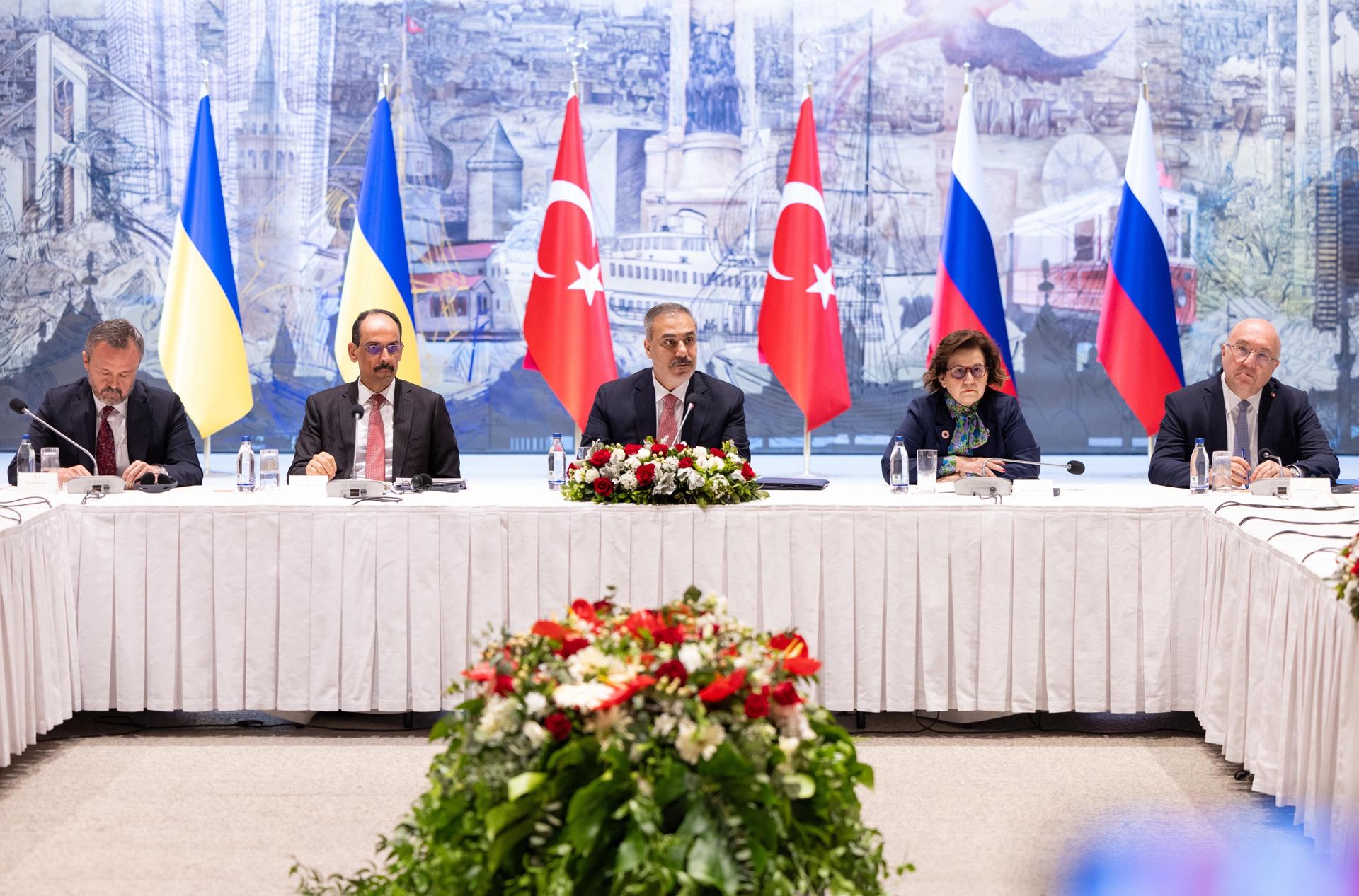 El ministro de Asuntos Exteriores turco, Hakan Fidan (C), con las delegaciones ucraniana y rusa