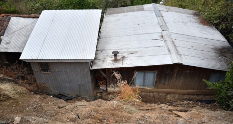 San Rosendo desalojo de familias por riesgo de deslizamiento de tierra