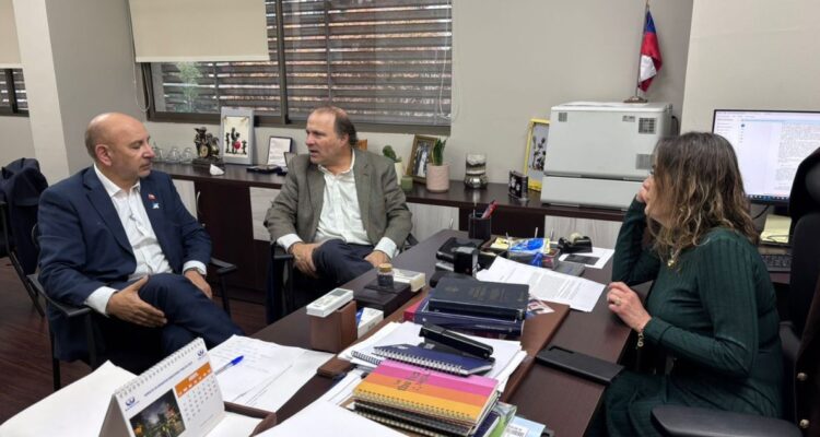 Licencias médicas: bancada de senadores PS se reúne con fiscal y entregan avances de la investigación
