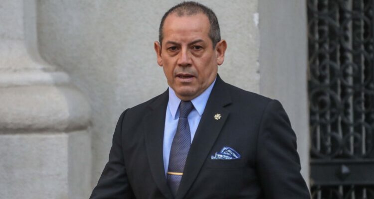 Condenan a exdirector de la PDI por delitos de revelación de secreto a Hermosilla: no irá a la cárcel