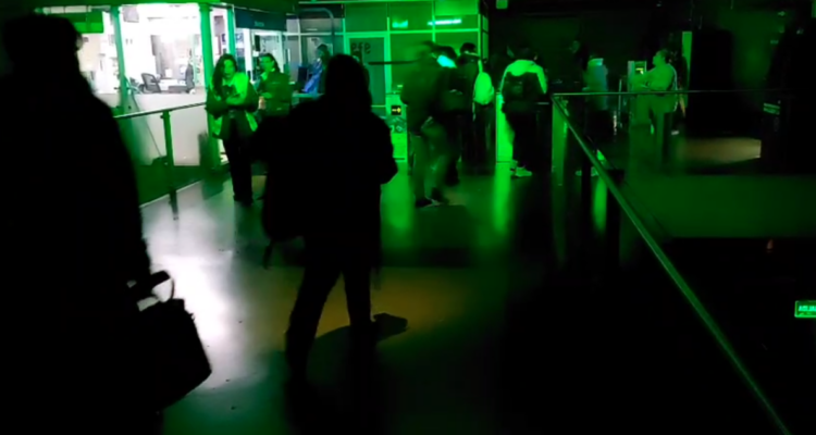 Usuarios dentro de estación por suspensión del servicio de Metro Valparaíso
