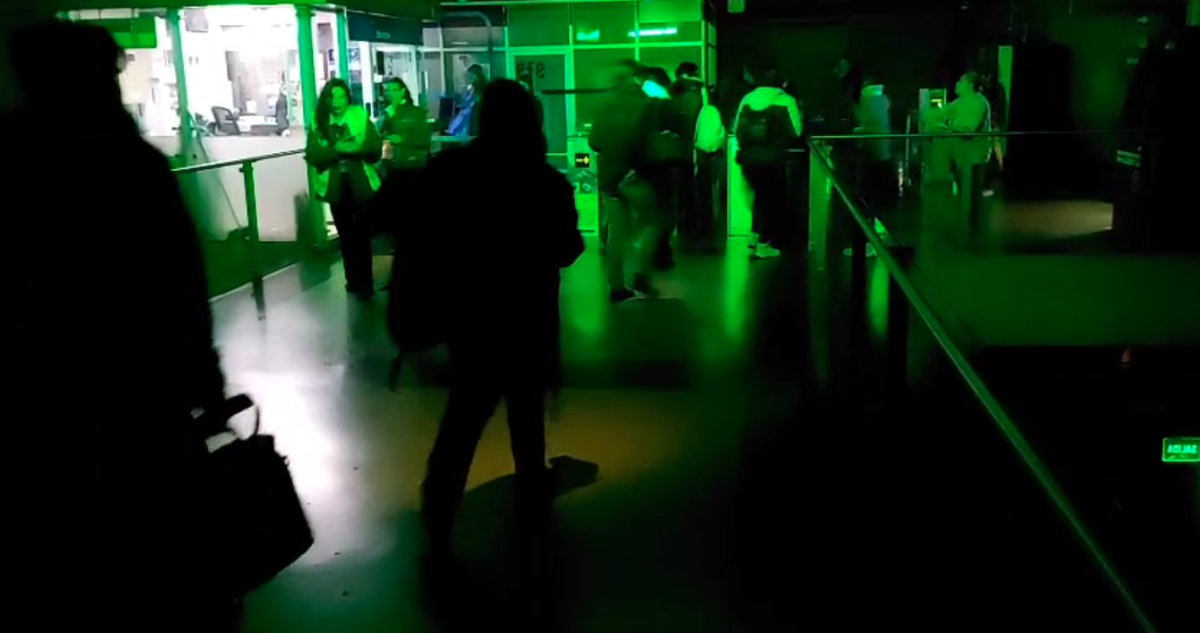 Usuarios dentro de estación por suspensión del servicio de Metro Valparaíso
