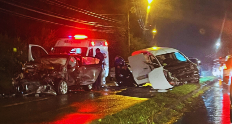 Una ambulancia y dos autos autos particulares protagonizan brutal accidente de tránsito en Chiguayante