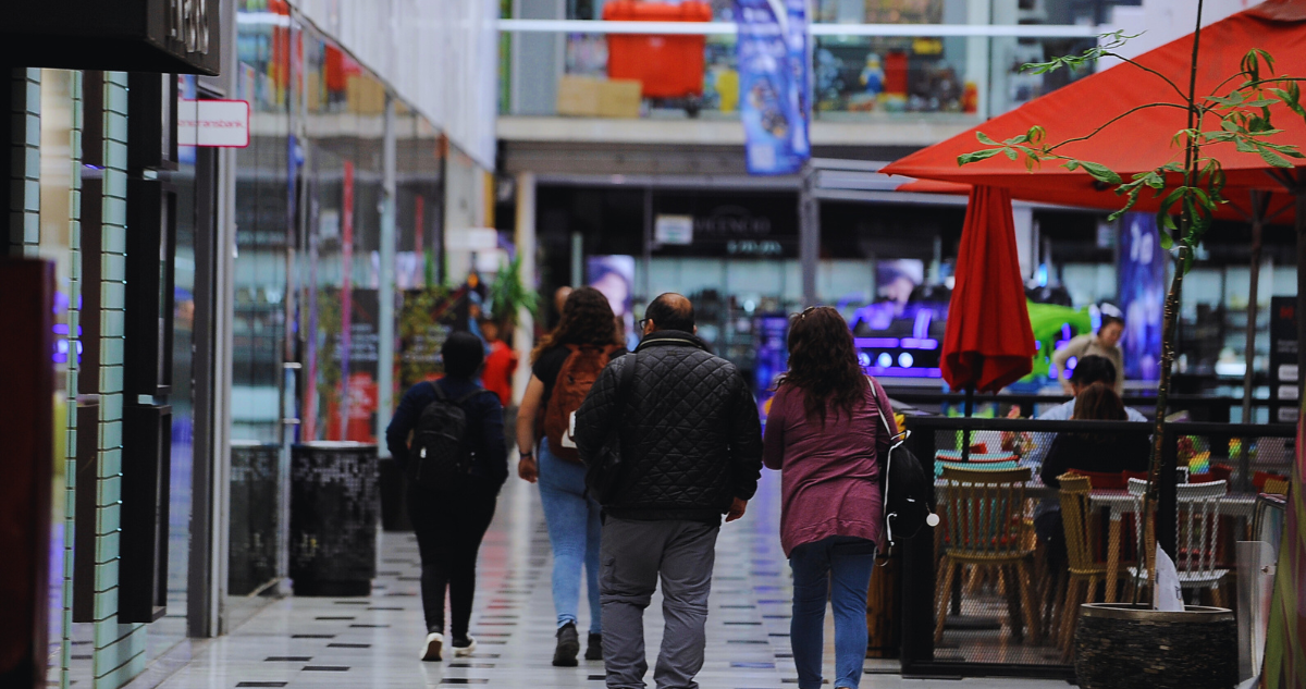 Mujer fallece mientras almorzaba en Mall Alto Las Condes: testigos afirman que se habría asfixiado