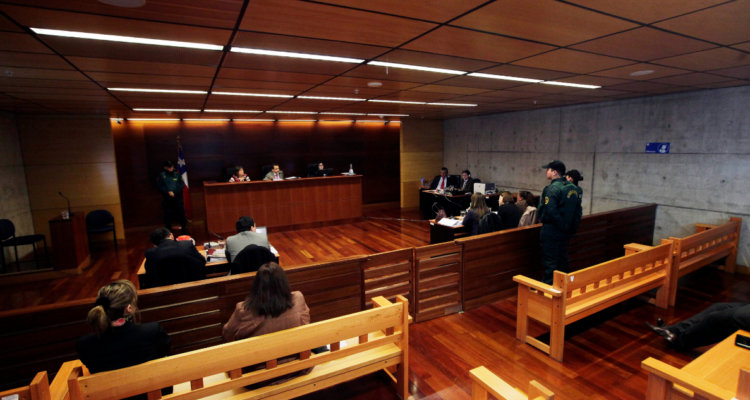 Mujer atacó con un cuchillo a su suegro en Los Ríos: acusa legítima defensa tras ataque sexual
