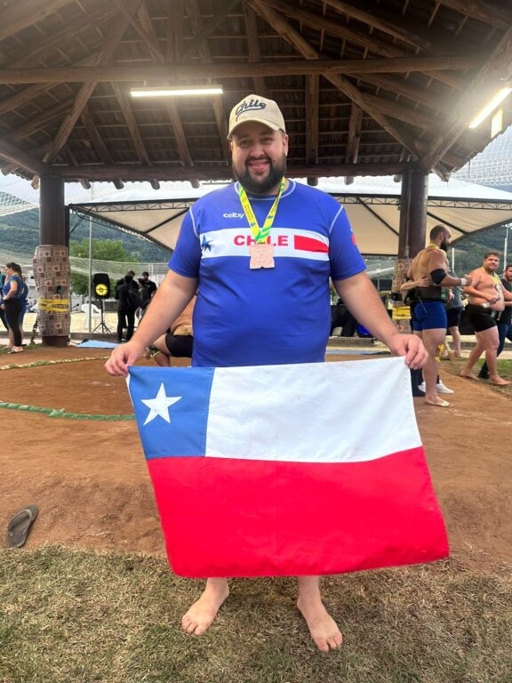 El 'rikishi' chileno con su medalla de bronce en el Sudamericano de Sumo 2025 - Porto Alegre, Brasil