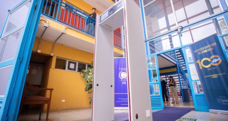 Superintendencia de Educación sanciona a municipio de Temuco por instalar pórtico de seguridad en liceo