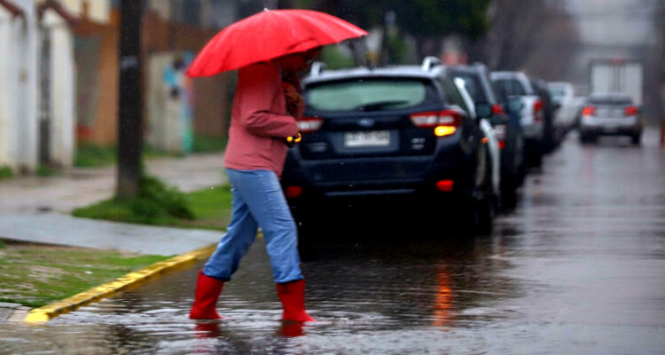 Suspenden clases por intensas lluvias y declaran Alerta Amarilla por desbordes en Punta Arenas