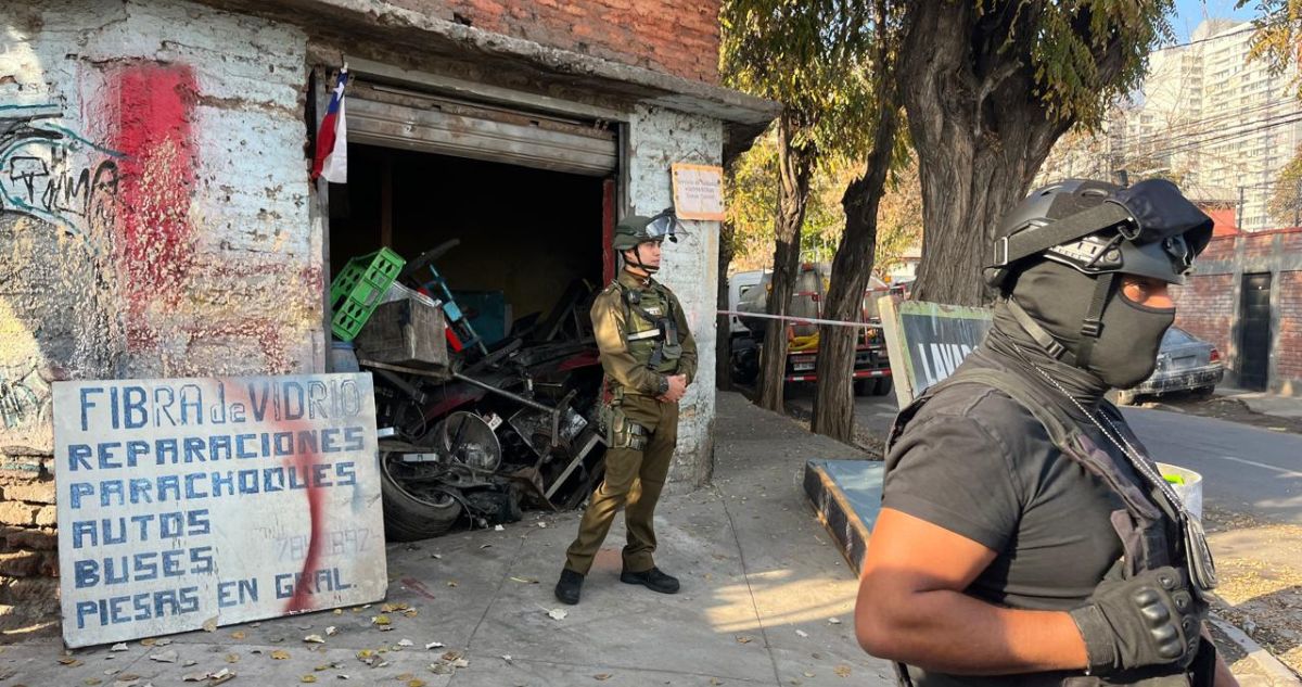 Cierran taller mecánico que usaba la calle para operar en Estación Central: 11 autos fueron retirados