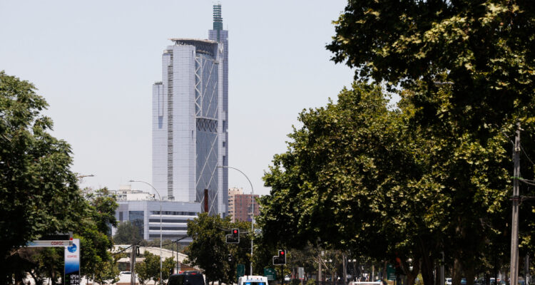 Telefónica repliega su presencia en Hispanoamérica y deja en el aire la venta de Chile