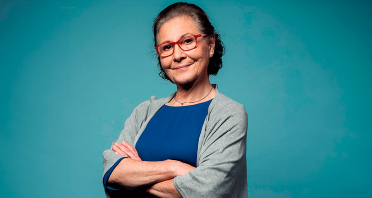 Teresita Reyes en fotografía promocional de Mega en referencia a su funeral