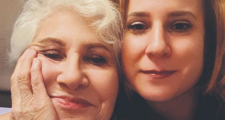 Teresita Reyes junto a su hija, Teresita Giacaman