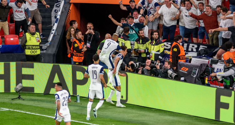 El autogol con que Tottenham gana al Manchester United y que le está dando la Europa League 2025