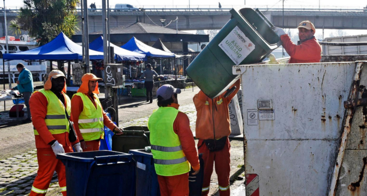 Trabajadores del aseo en Valdivia alertan por retraso en pago de bono: ya se entregó en otras comunas