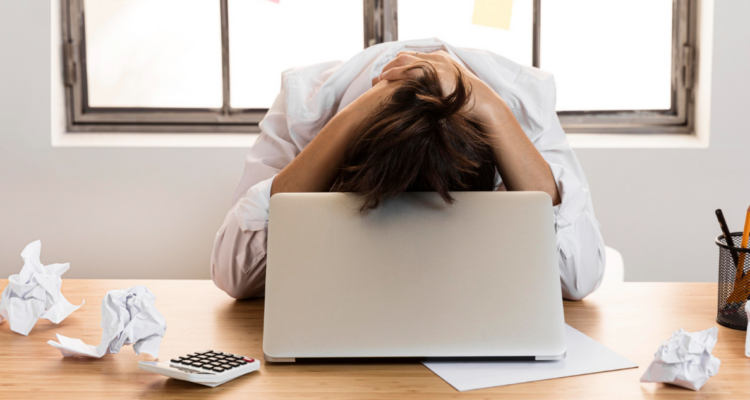 Persona agobiada en el trabajo en referencia a las claves para superar un mal día