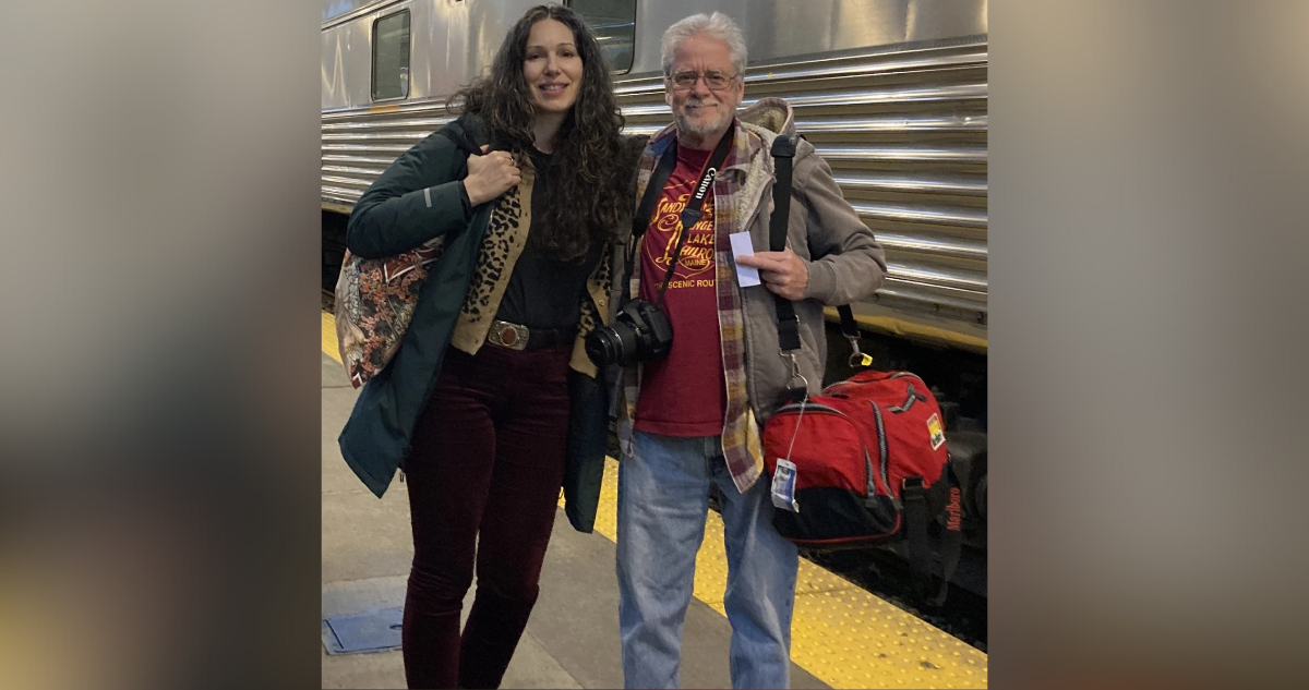 Él perdió a su esposa y ella a su marido: se conocieron en un tren y hoy recorren el mundo juntos