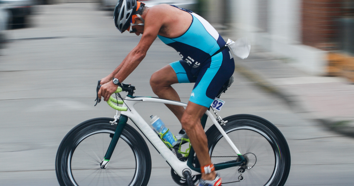 Hombre andando en bicicleta en medio de postulación de San Pedro de la Paz para ser sede del Mundial de Triatlón