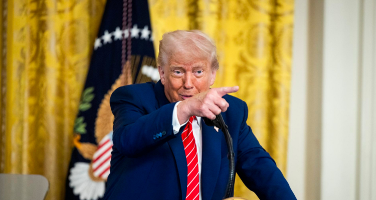 Trum apuntando con el dedo