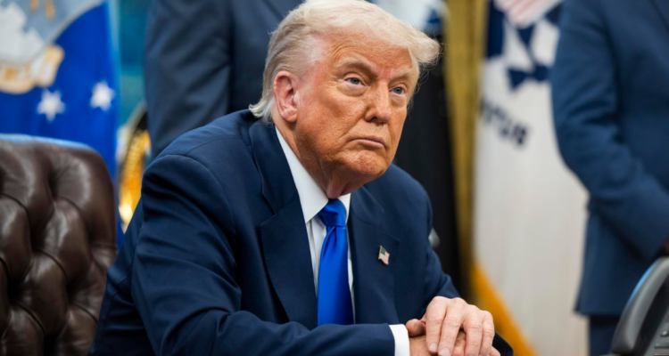 Donald Trump con bandera de Ucrania de fondo