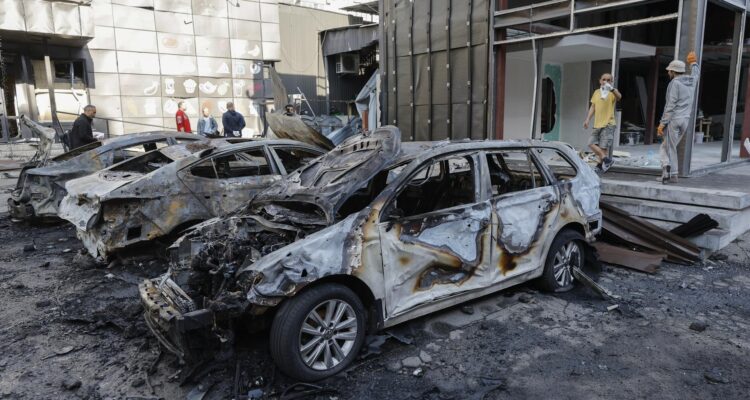Autos quemados tras ataques con drones en una zona residencial en Kiev, Ucrania, el 4 de mayo